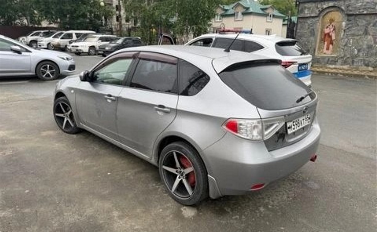 Неизвестный стукнул Subaru возле храма в Южно-Сахалинске и скрылся 