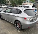 Неизвестный стукнул Subaru возле храма в Южно-Сахалинске и скрылся 
