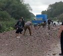 "Сахалинцы - красавчики": автомобилисты руками расчистили трассу от скальника после ДТП 
