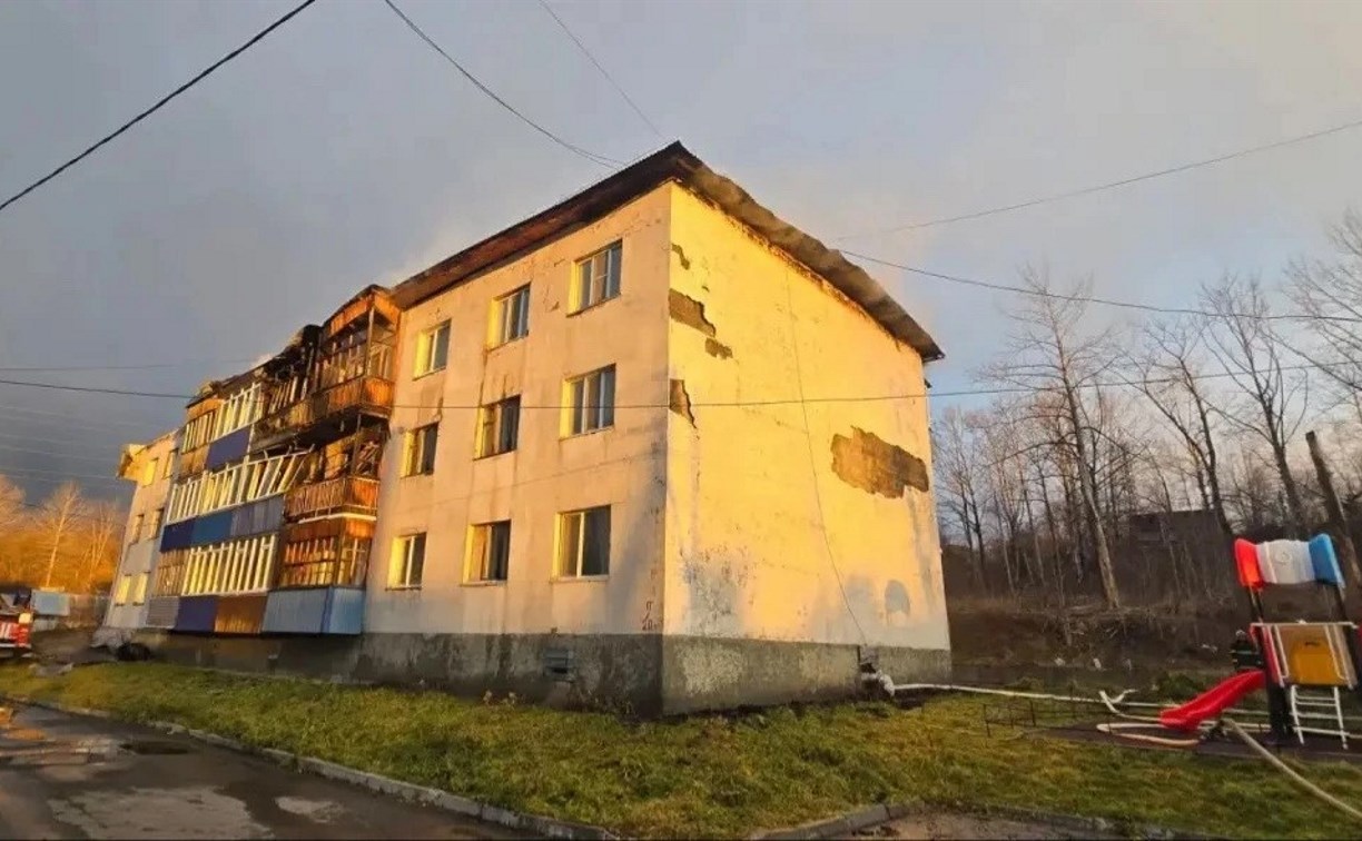 В Вахрушеве приступили к разбору сгоревшей крыши трехэтажки - жителям окажут помощь