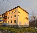 В Вахрушеве приступили к разбору сгоревшей крыши трехэтажки - жителям окажут помощь