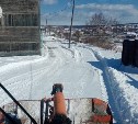 Корсаков и села района расчищают от снега после циклона