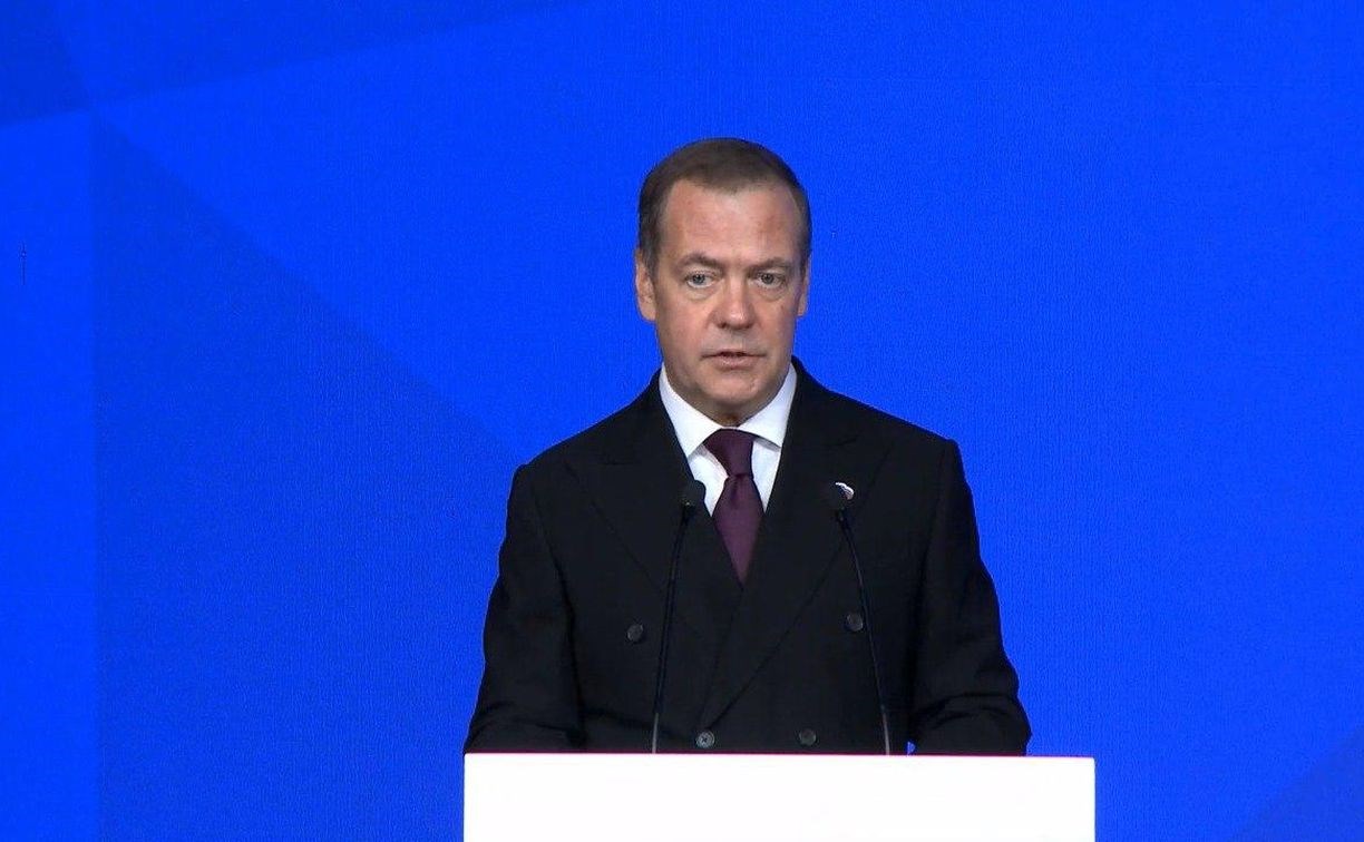 Дмитрий Медведев поручил муниципальным депутатам усилить поддержку участников СВО и их семей