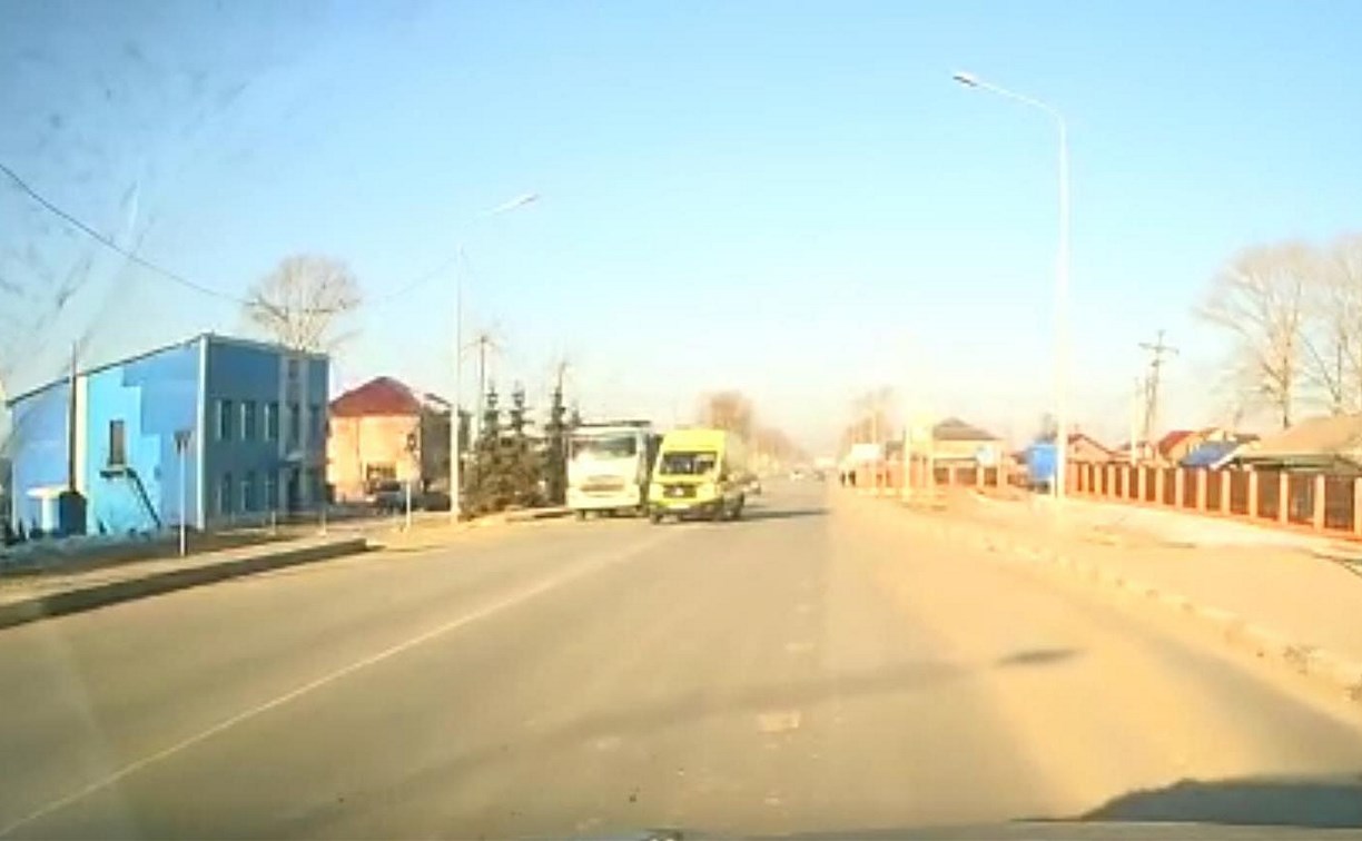 В Южно-Сахалинске водитель самосвала не уступил дорогу карете скорой помощи