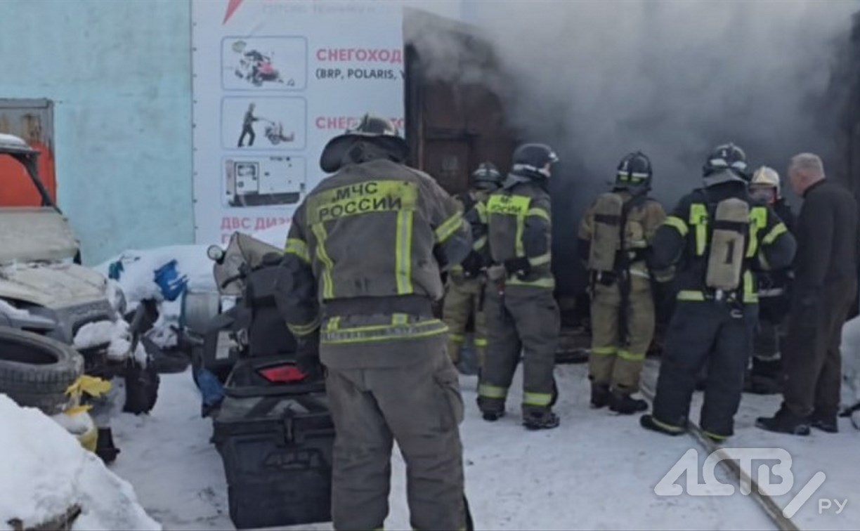 Пожар разгорелся в боксе по ремонту снегоходов в Южно-Сахалинске
