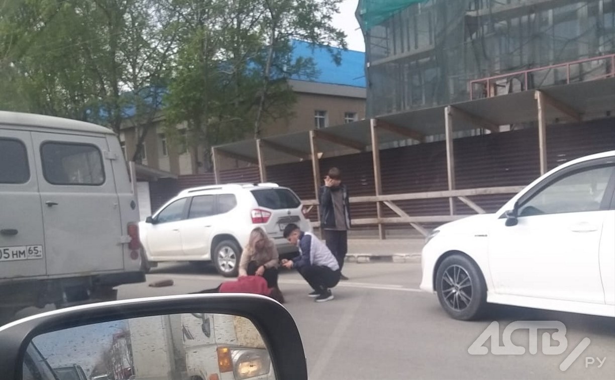 Иномарка сбила женщину на улице Ленина в Южно-Сахалинске