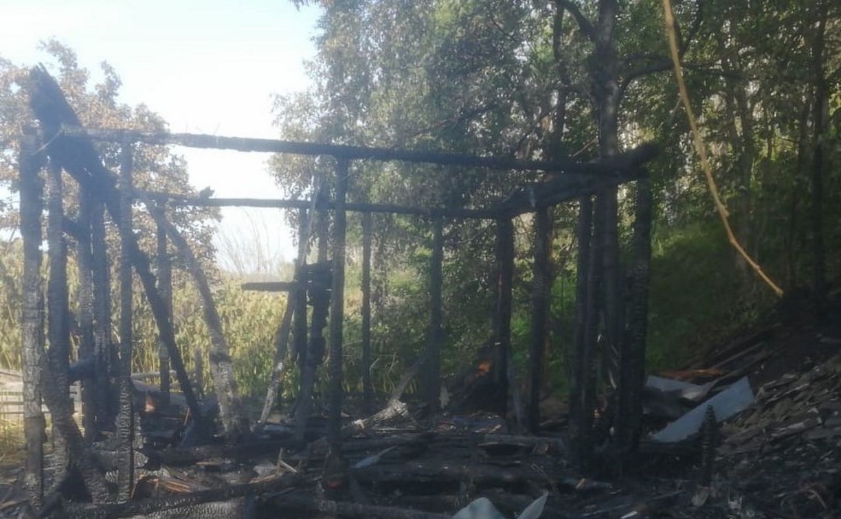 Дача сгорела дотла на окраине Долинска