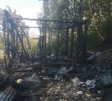 Дача сгорела дотла на окраине Долинска