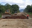 Более 70 спецмашин задействованы на капремонте трассы между селами Айнское и Медвежье