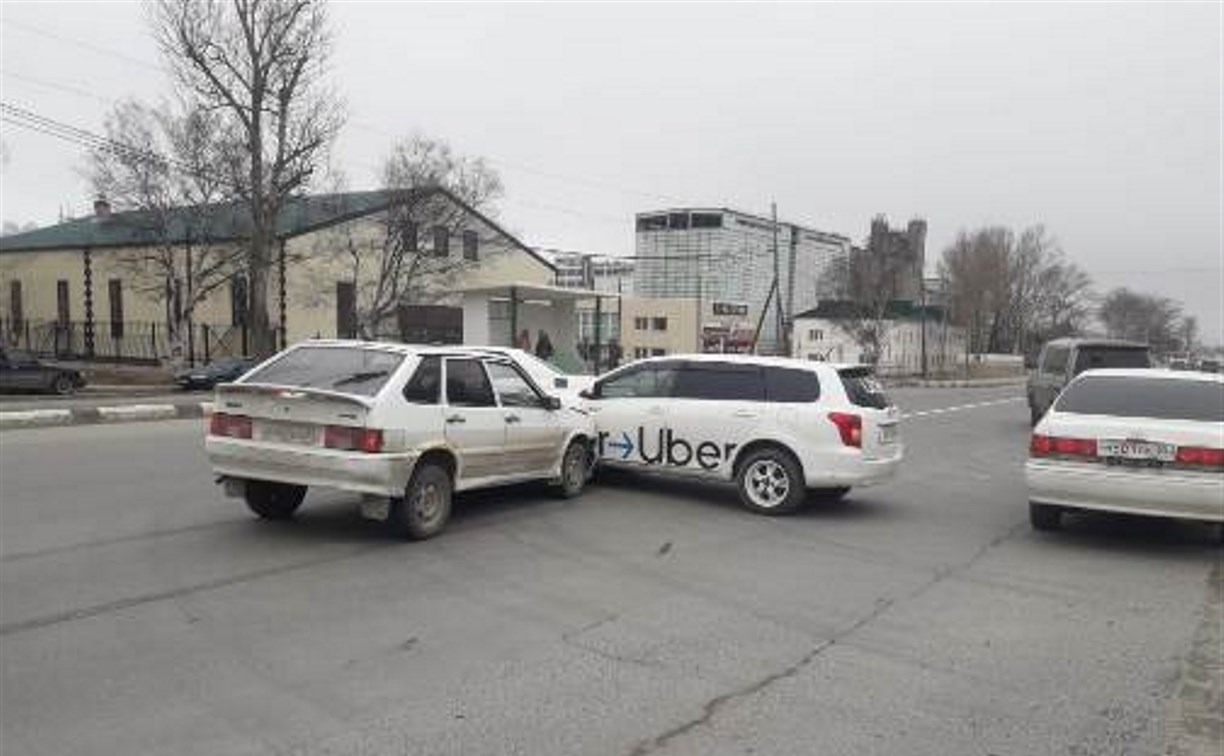 В Южно-Сахалинске столкнулся автомобиль такси Uber и Lada