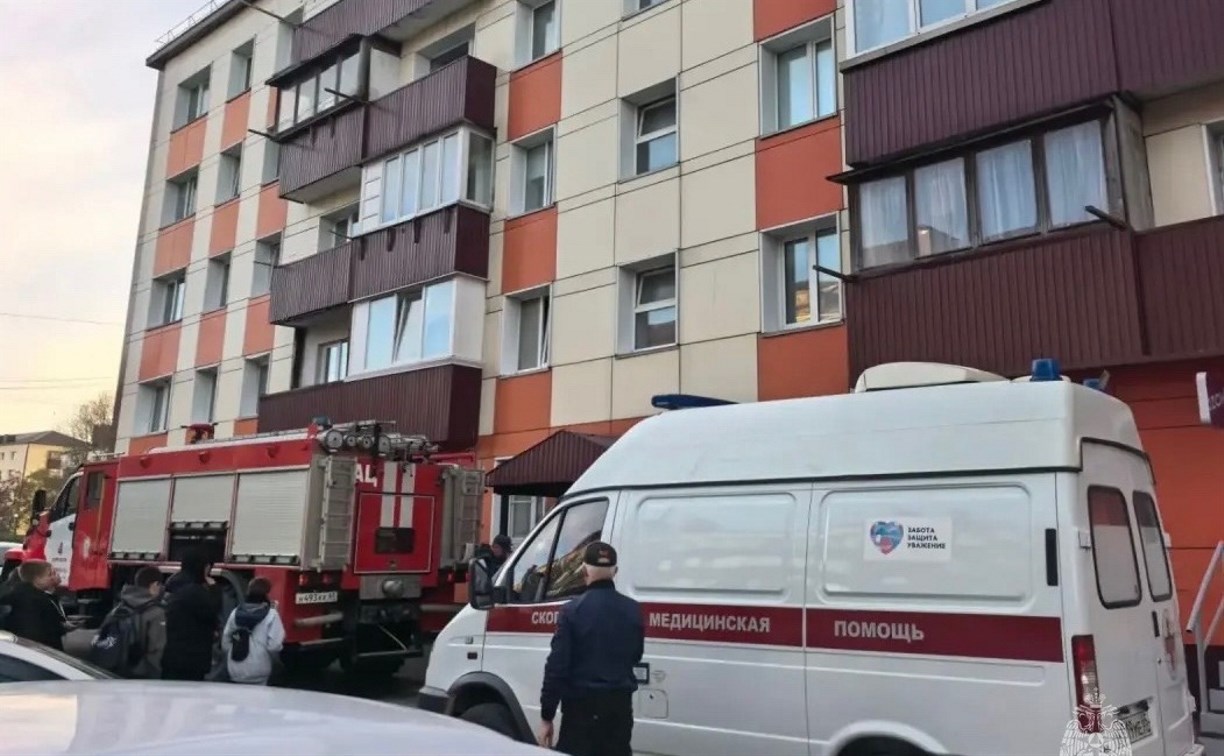 Сотрудники МЧС на Сахалине спасли женщину из горящей спальни 
