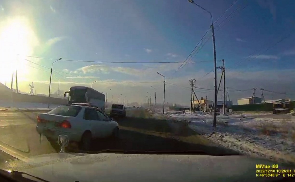 Появилось видео жёсткого ДТП с "Лэнд Крузером" и пешеходом в Южно-Сахалинске