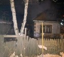 Дым шёл из-под пола: в Южно-Сахалинске потушили пожар в частном доме