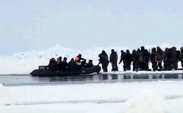 С оторванной льдины на Сахалине спасли 43 рыбака 