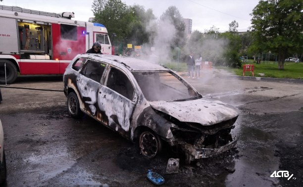 Сразу три автомобиля сгорели утром в Южно-Сахалинске