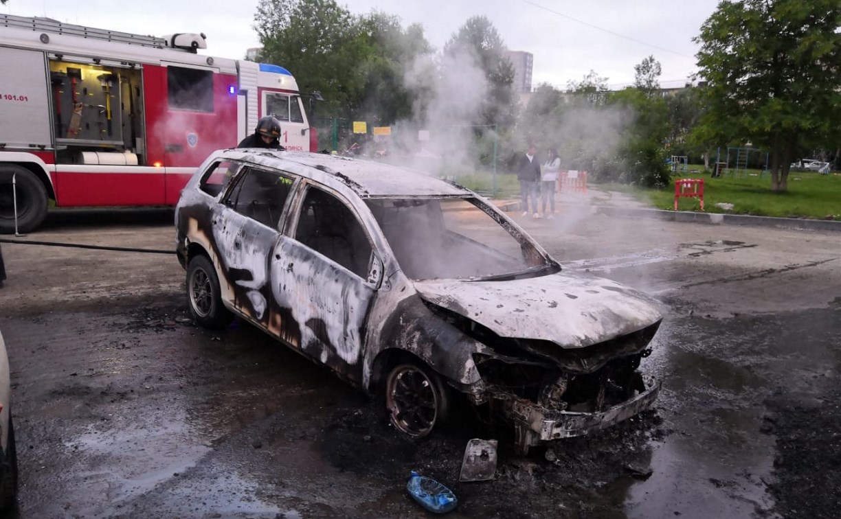 Сразу три автомобиля сгорели утром в Южно-Сахалинске