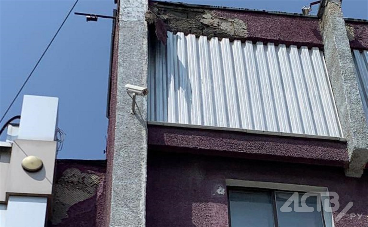 В Южно-Сахалинске на пешеходов обрушились куски фасада со здания бывшей гостиницы 