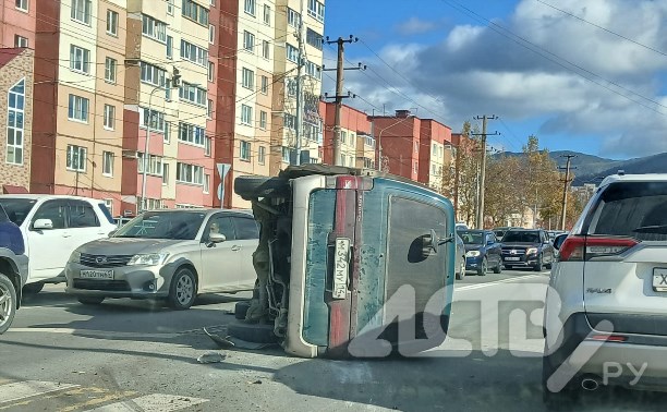В Южно-Сахалинске Lexus отправил микроавтобус в "нокаут"