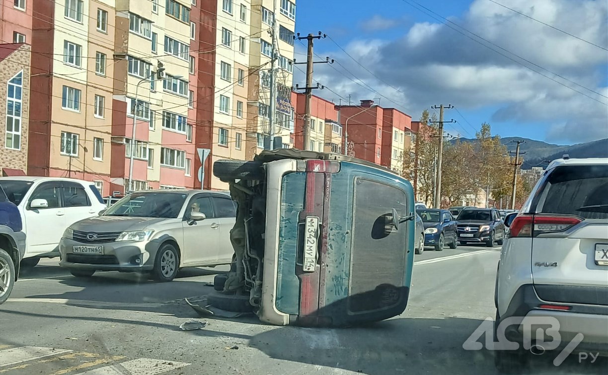 В Южно-Сахалинске Lexus отправил микроавтобус в "нокаут"