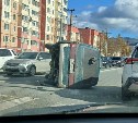 В Южно-Сахалинске Lexus отправил микроавтобус в "нокаут"
