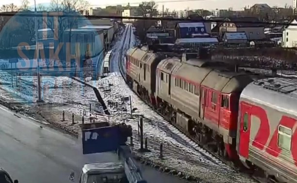 Момент смертельного наезда поезда на женщину попал на видео в Южно-Сахалинске