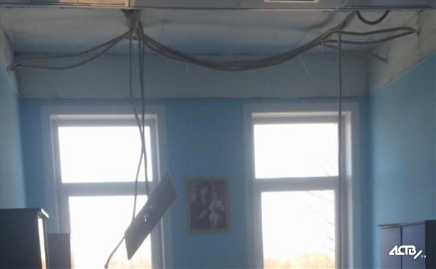 Несколько плиток упало с потолка ординаторской нового перинатального центра в Южно-Сахалинске