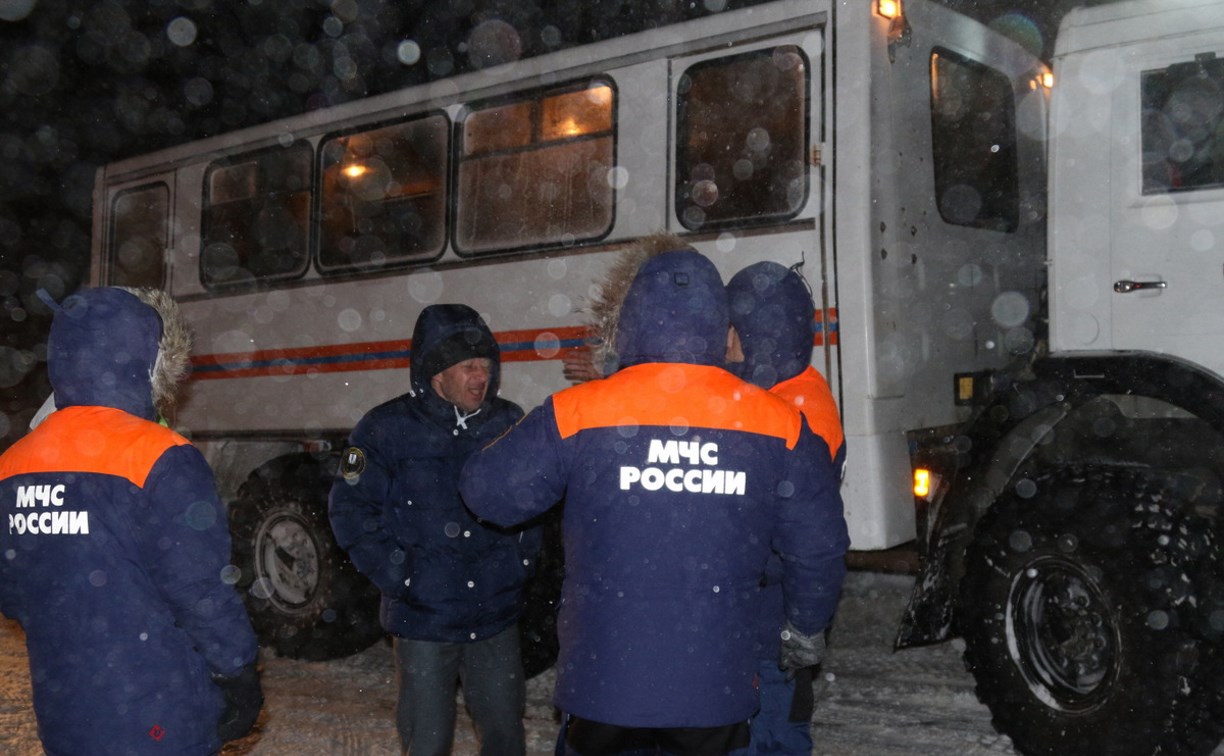 Более шестидесяти автомобилей освободили из снежного плена в Долинском районе