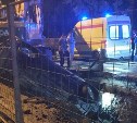 "Очень жуткое зрелище": автомобиль в Южно-Сахалинске "пропахал" вырытую коммунальщиками канаву
