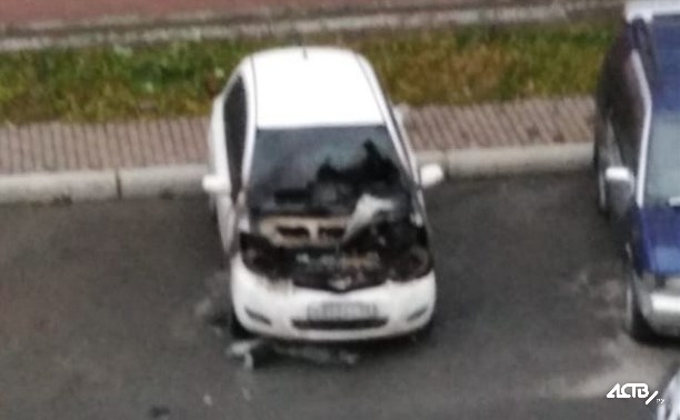 Горящий автомобиль тушили вечером в воскресенье в Корсакове