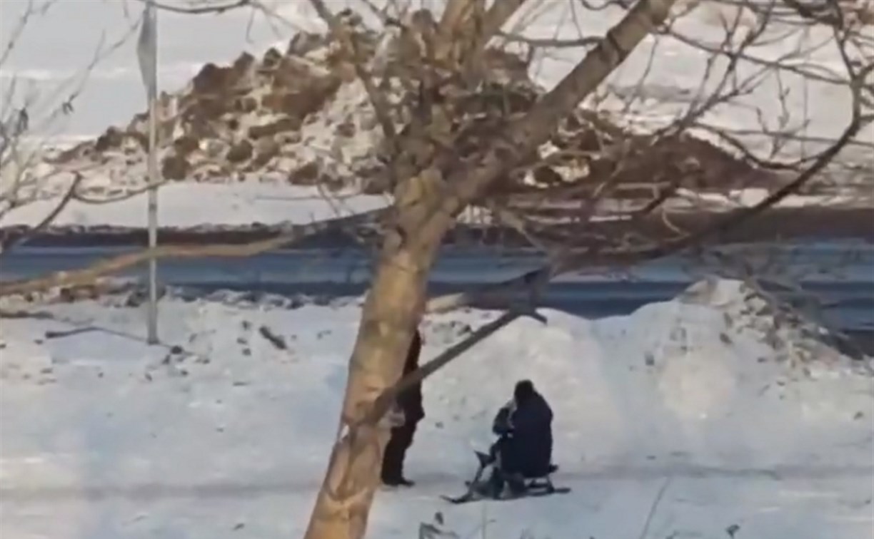 Русская зимняя рулетка: дети в Углегорске на аргамаках вылетают с горы сразу на проезжую часть