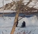 Русская зимняя рулетка: дети в Углегорске на аргамаках вылетают с горы сразу на проезжую часть