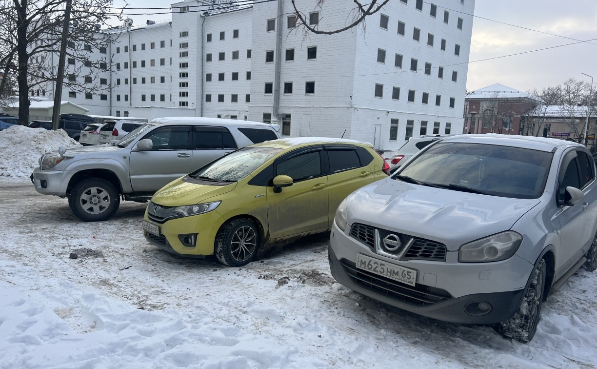 Стихийную парковку в центре Южно-Сахалинска разгонят к лету