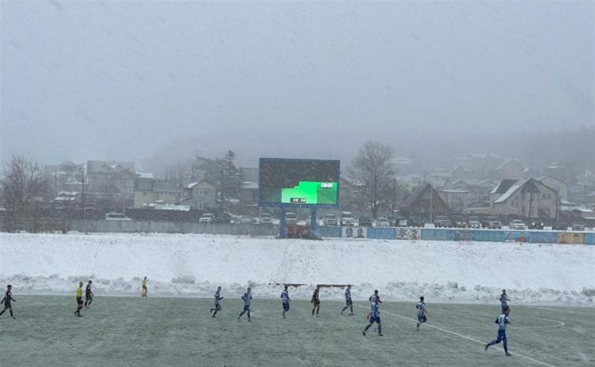 "И это май!": европейцы в шоке от футбола на снегу в Южно-Сахалинске 