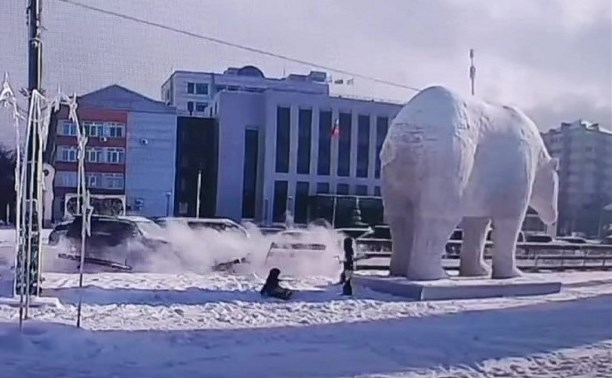 Внедорожник снёс дорожное ограждение около гигантской фигуры медведя в Южно-Сахалинске