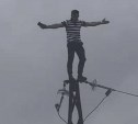 Приморец дважды залез на линию электропередачи, избежав смертельного удара током