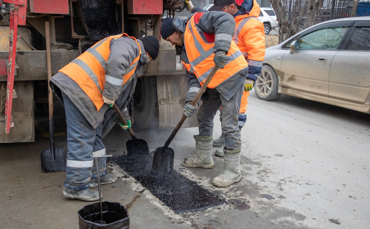 Ямочный ремонт дорог в Южно-Сахалинске завершат раньше запланированных сроков