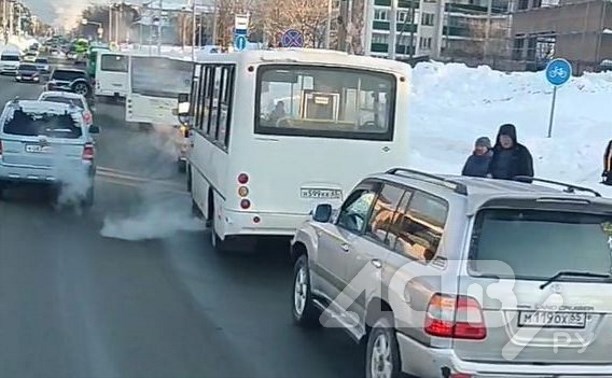 "Здесь какие-то тёрки": автомобилисты Южно-Сахалинска сообщают о стоящих автобусах на Комсомольской