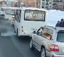 "Здесь какие-то тёрки": автомобилисты Южно-Сахалинска сообщают о стоящих автобусах на Комсомольской