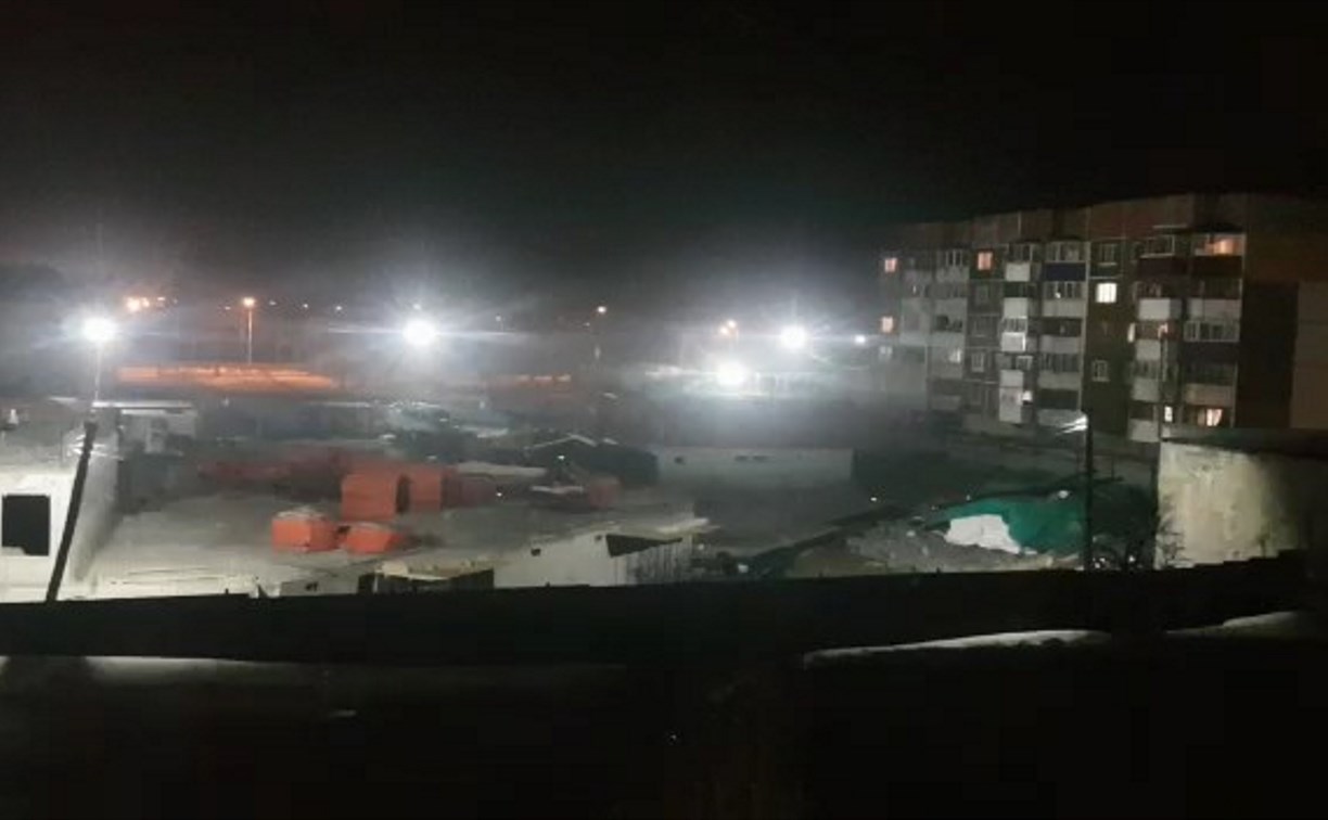 На шумную ночную стройку жалуются жители Южно-Сахалинска