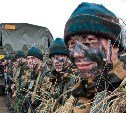 На Сахалине военные разведчики учатся преодолевать водоемы как на боевой технике, так и без неё