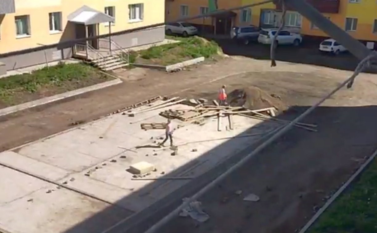 Строительство детской площадки в Шахтерске задержалось из-за проблем с поставкой материалов