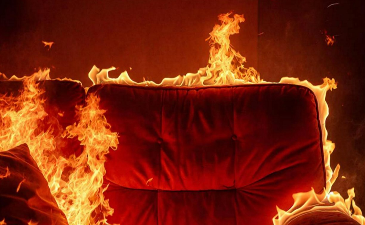 В Южно-Курильске вспыхнул диван