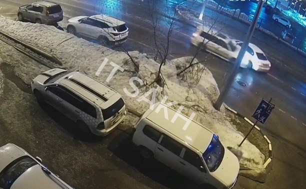 Момент ночного ДТП в Южно-Сахалинске попал на видео