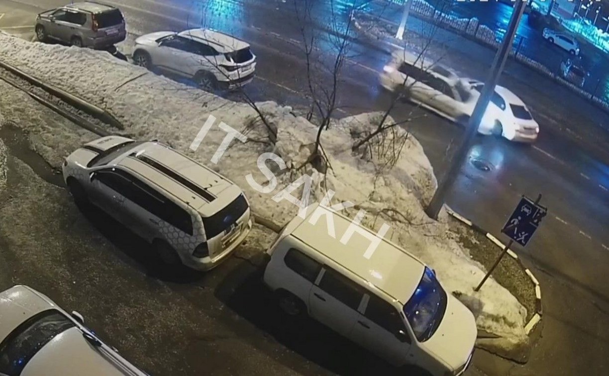 Момент ночного ДТП в Южно-Сахалинске попал на видео