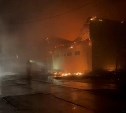 Крупный пожар в Холмском районе уничтожил магазины на площади 500 "квадратов": подробности
