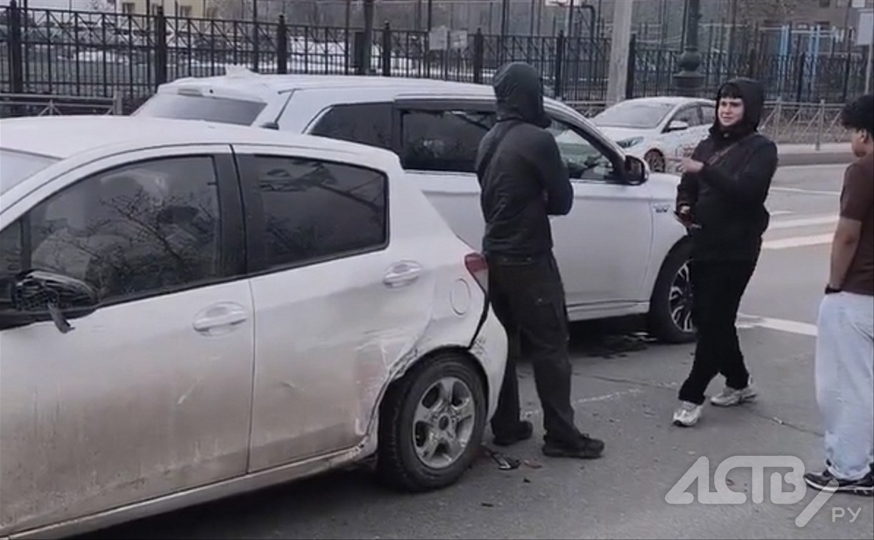 Появились кадры с моментом массового ДТП на ул. Горького в Южно-Сахалинске 