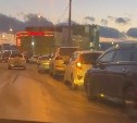 Южносахалинцев удивила массовая стихийная парковка на улице Емельянова 
