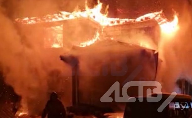 Появилось видео пожара в пригороде Южно-Сахалинска