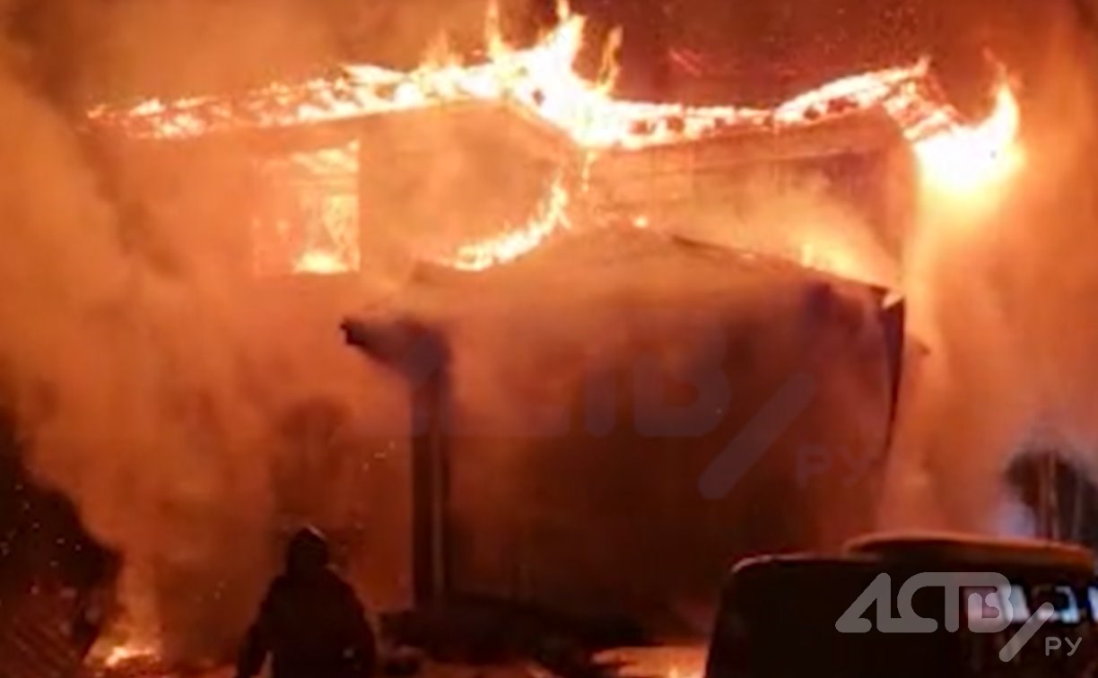 Появилось видео пожара в пригороде Южно-Сахалинска