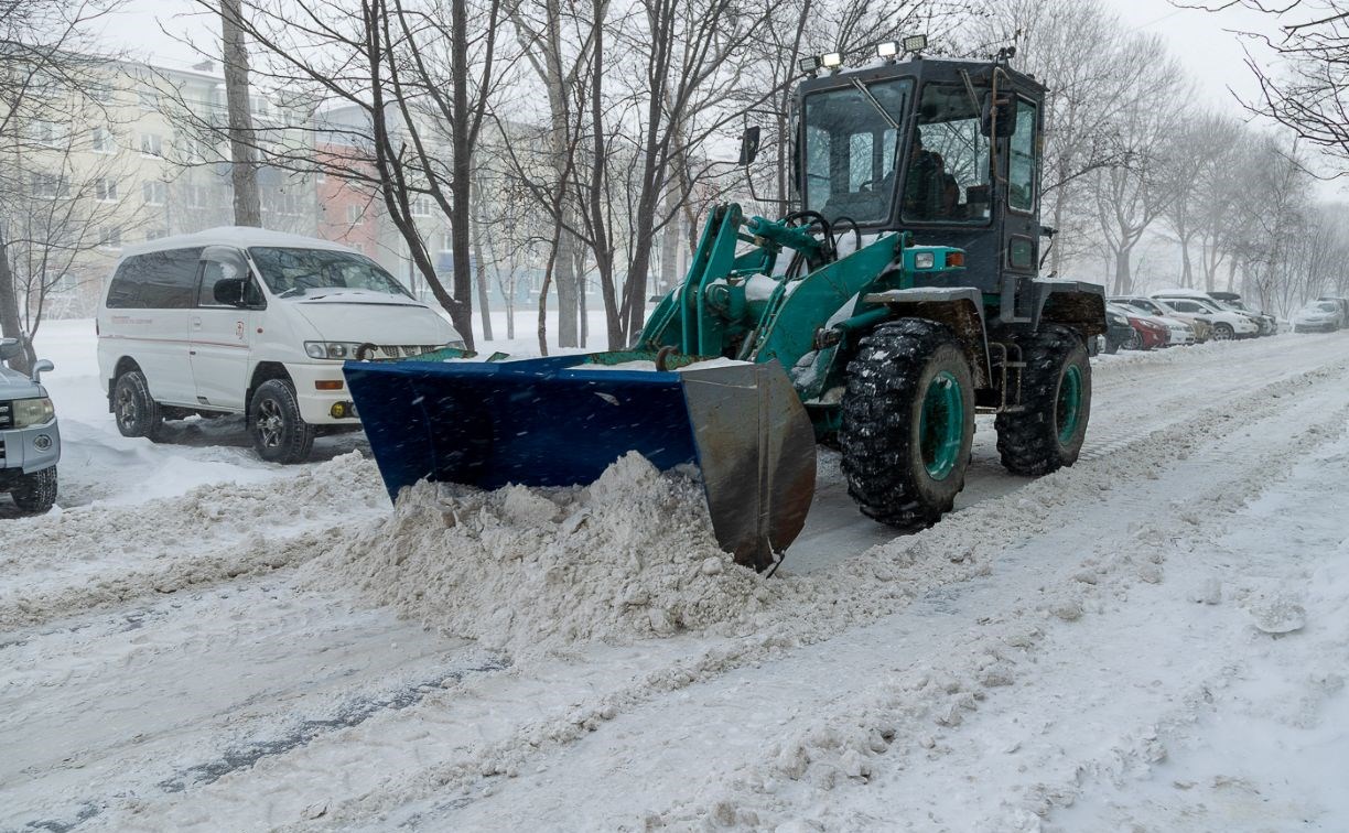 Порядка 100 единиц техники задействовано на расчистке Южно-Сахалинска после циклона
